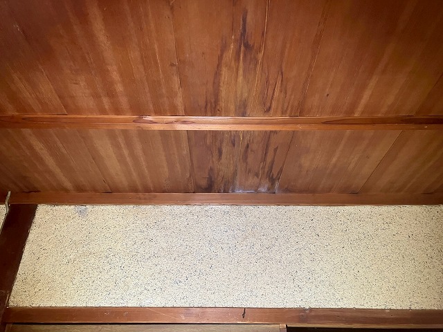 岐阜市で経年劣化した小波スレートが使用された屋根で雨漏り発生、反面だけ葺き替え歴がある平屋住宅でした